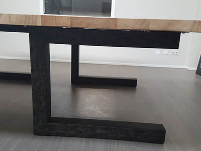 Bureautafel met stalen U poot en teak blad 4 cm