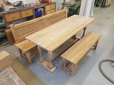 Eettafel, bank met snijwerk 174006