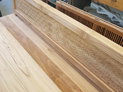 Eettafel, bank met snijwerk 174006