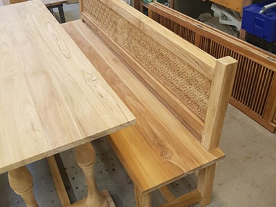 Eettafel, bank met snijwerk 174006